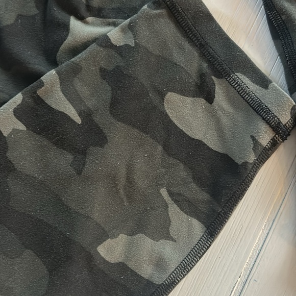 Lululemon camo leggings sz 8 - Picture 9 of 12
